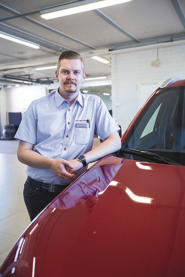 Tervajoen Rinta-Joupin Mitsubishin automyyjä Tommi Lahtinen uskoo Outlanderin löytävän tyytyväisiä asiakkaita.
