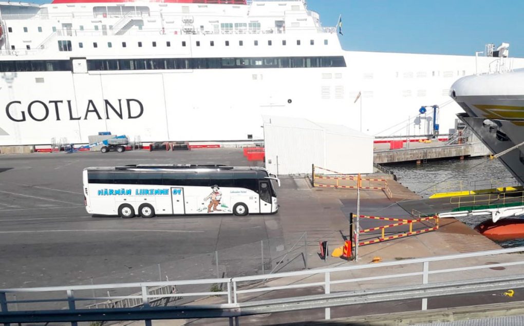 Härmän Liikenteen bussi ajamassa laivaan satamassa.