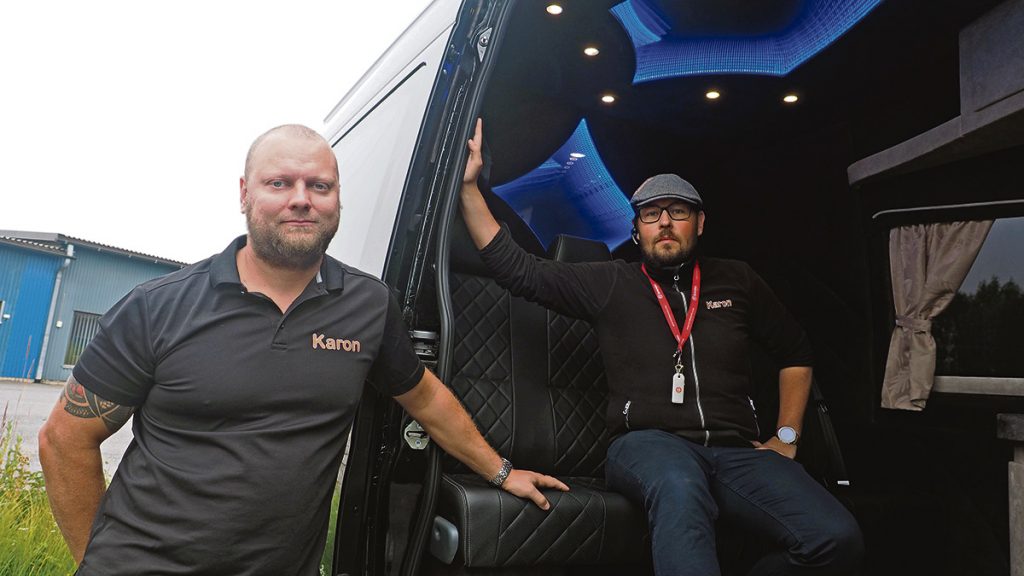 Henri Kotanen ja Sami Oravamäki tietää, että pakettiautoihin varustellut retkeilyautot ovat hyvin kysyttyjä.
