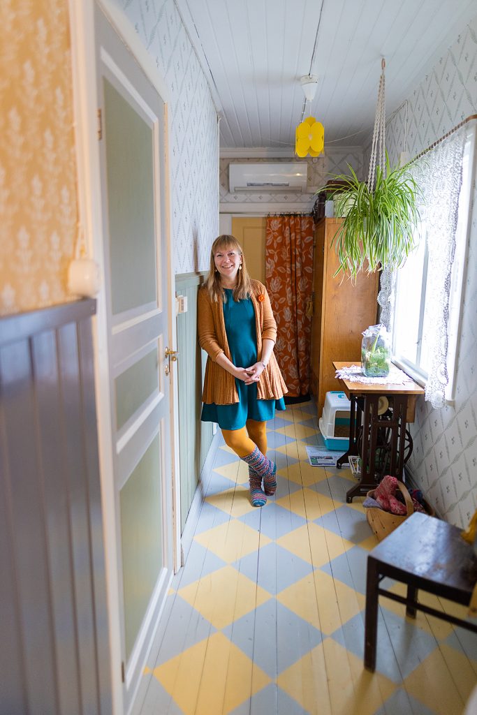 Johannan talon eteisen lattiassa on hänen itsemaalaamansa ruutukuviointi