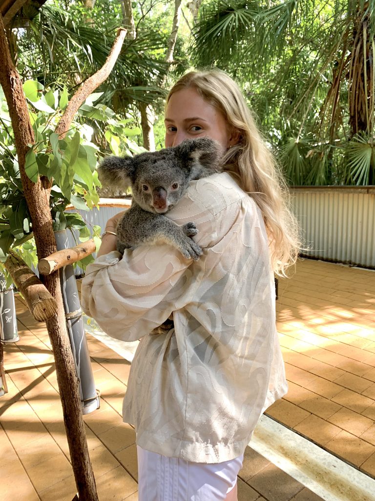 Silva Heinonen pitää sylissään koalaa