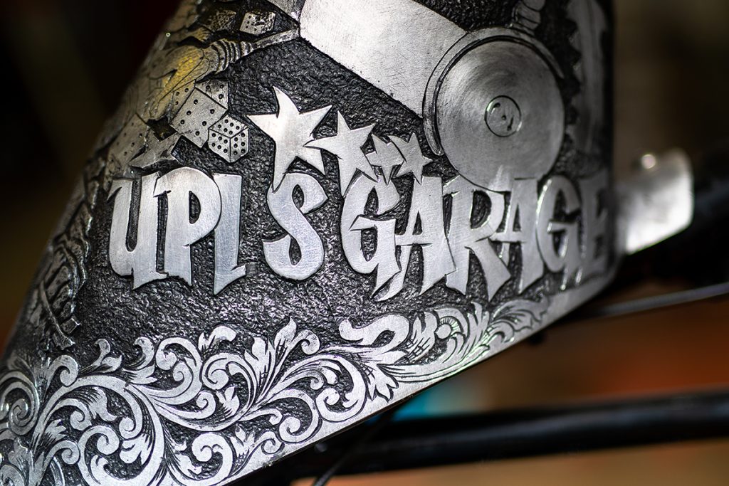 upi´s garage logo kaiverrettu moottoripyörän tankkiin