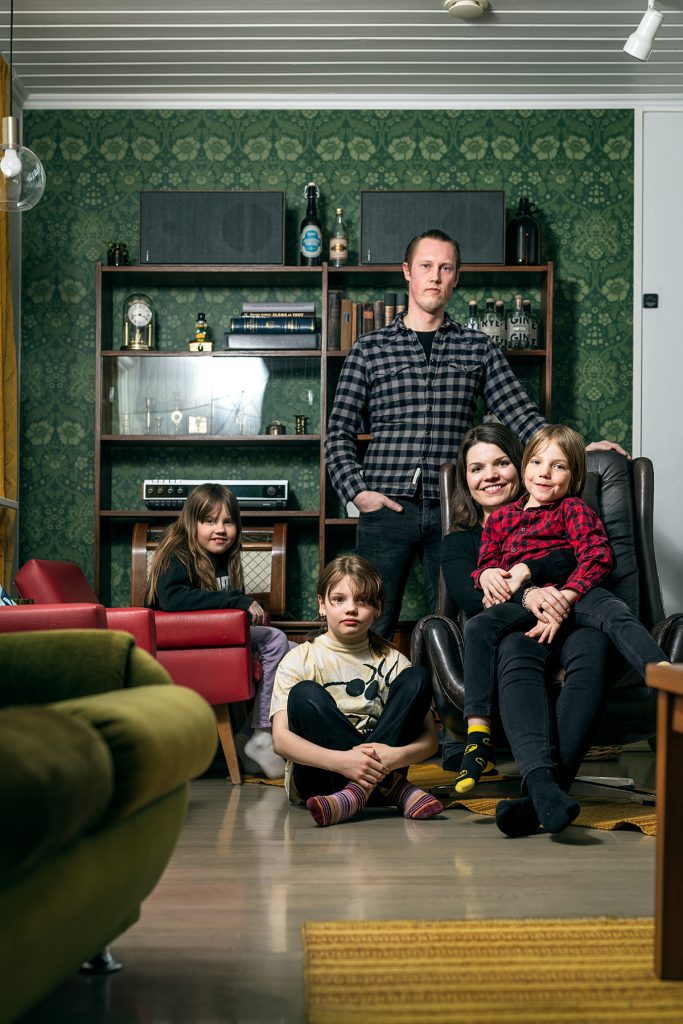 Rinnan perhe Jaakko, Petra ja lapset Tyyne, Elma ja Väinö olohuoneessa tumman vanhan kirjahyllyn edessä