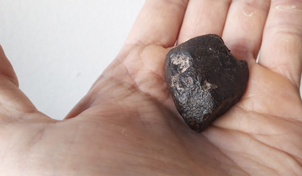meteoriittina pudonnut kivi