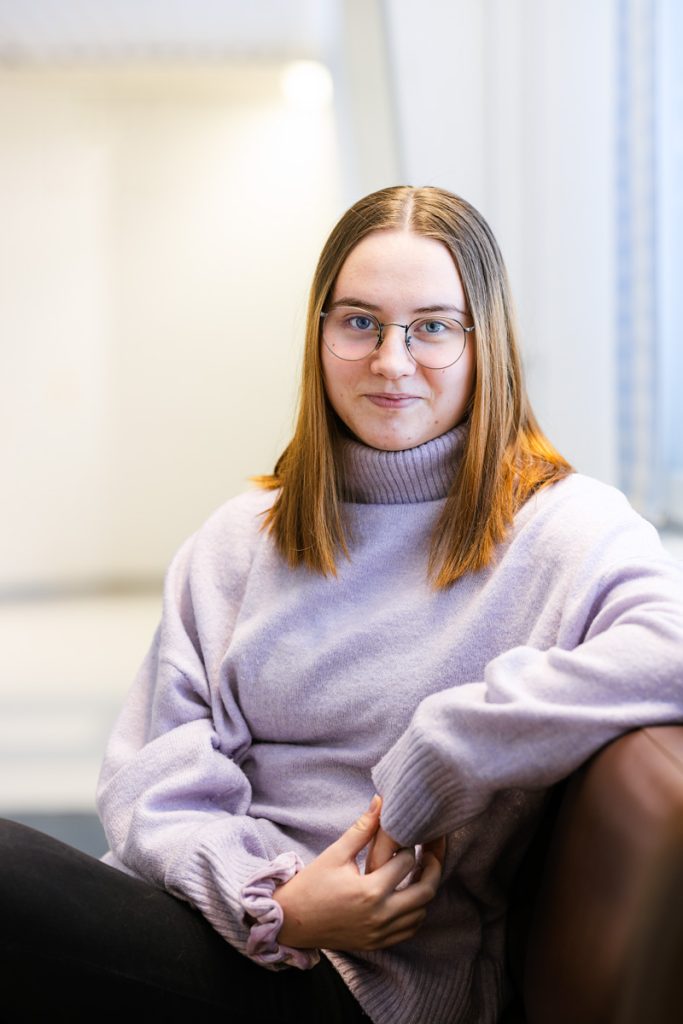 Opiskelija Seppälä, muotokuva istumassa nojatuolissa